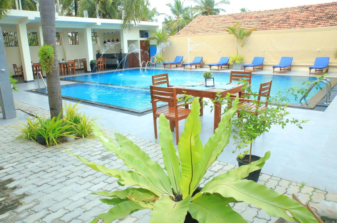 The Ocean Pearl Hotel Negombo Bagian luar foto