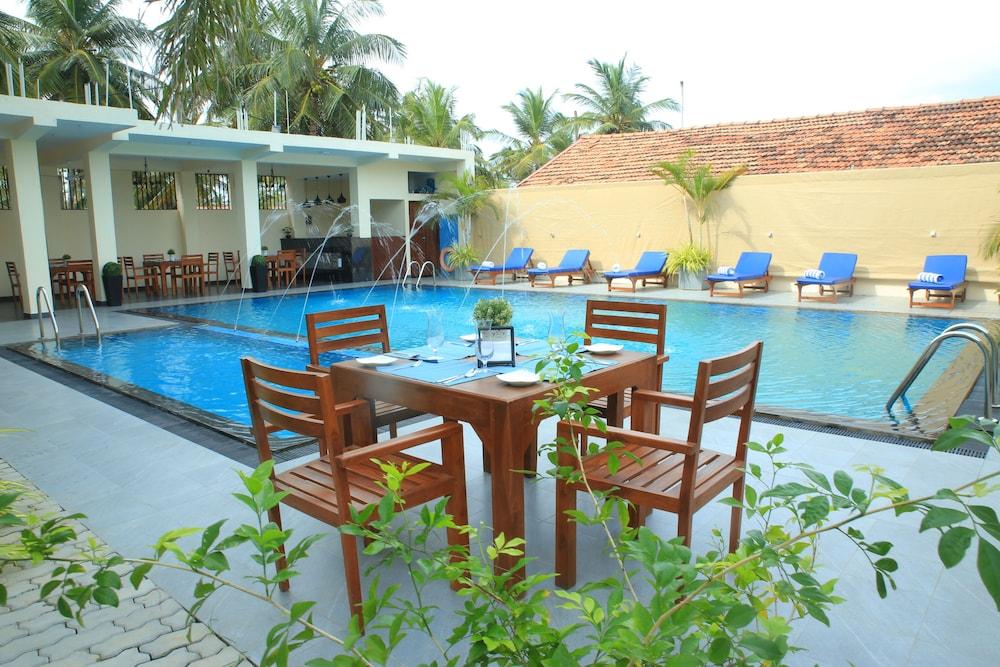 The Ocean Pearl Hotel Negombo Bagian luar foto