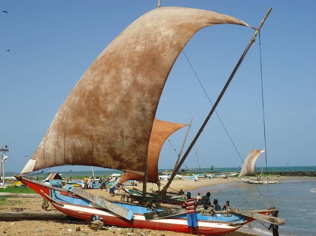 The Ocean Pearl Hotel Negombo Bagian luar foto